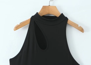 Détail du haut noir sans manches en maille avec découpe élégante en forme de gouttelette