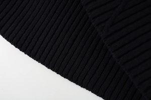 Gros plan sur la maille côtelée bleu marine d'un gilet en tricot pour femme