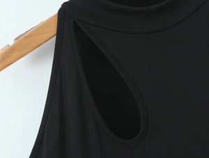 Détail de robe en maille noire avec découpe goutte d'eau et col montant chic