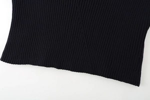 Gros plan sur la maille côtelée bleu marine et les détails de couture sur le gilet