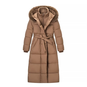 Vue détaillée du long manteau d'hiver marron avec col en fourrure et ceinture nouée