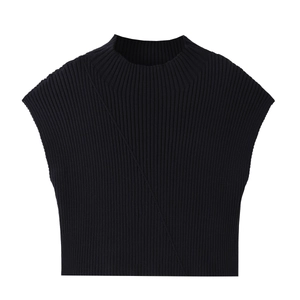Détail du gilet en maille côtelée noire avec col montant et couture diagonale