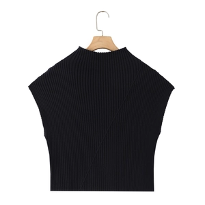Détail du gilet en maille côtelée noire avec col montant et couture diagonale décorative