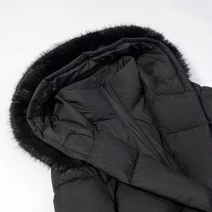 Vue détaillée d'une parka pour femme avec capuche et col volumineux en fausse fourrure