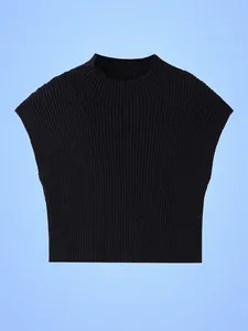 Débardeur en maille côtelée noire pour femme avec col montant, vue à plat sur fond bleu