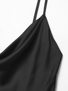 Detail van elegante zwarte satijnen jurk met gedrapeerde halslijn en dunne schouderbandjes