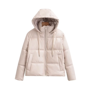 Dettaglio piumino beige in ecopelle con cappuccio e trama trapuntata con coulisse