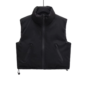 Détail du gilet matelassé noir avec col montant, fermeture éclair et cordon de serrage