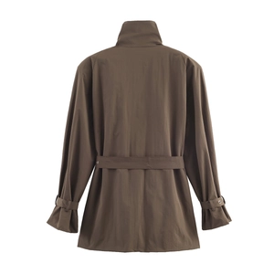 Détail du dos d'un trench-coat marron foncé avec col montant et ceinture ajustable