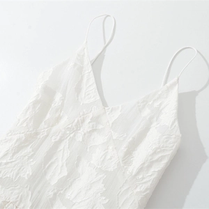 Vestido blanco de tirantes con espalda descubierta y elegante textura jacquard de hojas