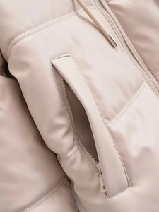 Dettaglio della giacca trapuntata in ecopelle crema con zip nascosta e coulisse regolabile