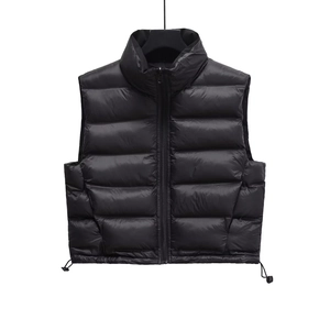 Détail du gilet matelassé noir avec col montant et cordon de serrage réglable à l'ourlet