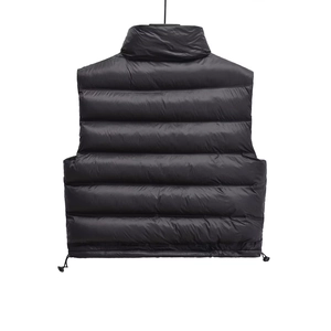 Détail du gilet matelassé noir d'hiver avec col montant coupe-vent et design rembourré