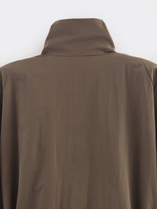 Détail arrière d'une veste marron foncé avec col montant et coutures d'épaule précises