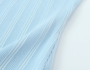 Gros plan sur le tissu en maille côtelée bleu clair montrant la texture et la couture
