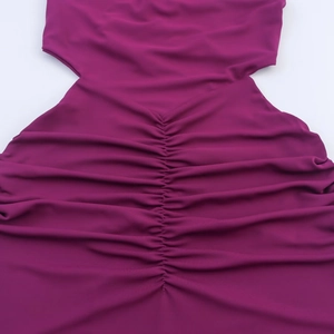 Détail de la fronçage centrale et découpe latérale sur la robe longue dos nu violette