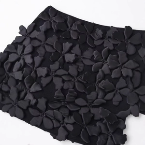 Mini robe chic en maille noire pour femmes avec appliques florales 3D et texture satinée