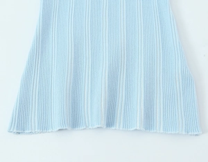 Détail en gros plan du tissu en maille côtelée bleu clair montrant la texture verticale