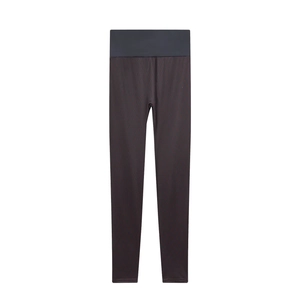 Détail du legging de sport marron foncé à taille haute avec motif en maille texturée