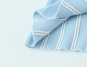 Détail du tissu en maille côtelée à rayures bleu clair et blanc, texture et drapé