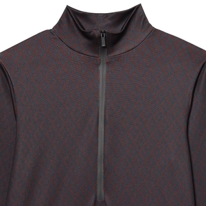 Détail du haut à col montant zippé avec motif géométrique rouge foncé et tissu haute densité