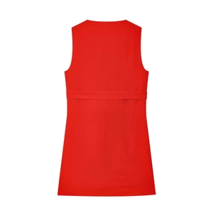 Détail du dos d'une robe sans manches en maille rouge avec couture à la taille
