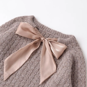 Pull en tricot marron pour femme avec un grand nœud décoratif en ruban satiné