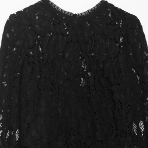 Robe midi chic en dentelle noire avec motifs floraux de roses et décolleté festonné