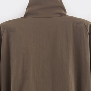 Manteau d'hiver marron foncé avec col montant et tissu texturé mat de haute qualité