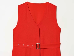 Détail de la robe rouge sans manches à col en V avec ceinture assortie et boucle métal