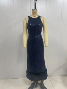 Detail van marineblauwe paillettenjurk met zwarte rand van imitatiebont aan de onderkant