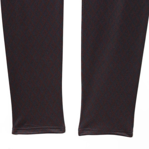 Détail du poignet avec motif losanges gris foncé et finition professionnelle à double couture