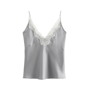 Top de satén con ribete de encaje blanco y cuello en V en elegante gris plateado