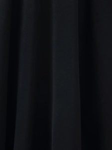 Gros plan d'un tissu noir montrant un drapé de qualité supérieure et une texture plissée