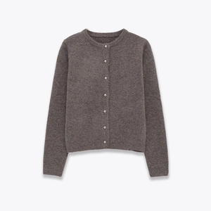 Dettaglio cardigan in maglia grigio scuro con scollo rotondo e bottoni d'argento