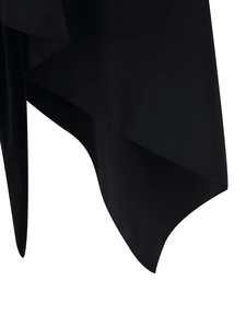 Détail du haut dos nu noir avec ourlet asymétrique et texture de tissu tissé de qualité