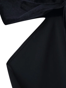 Détail du patchwork en velours noir et tricot avec une découpe géométrique moderne