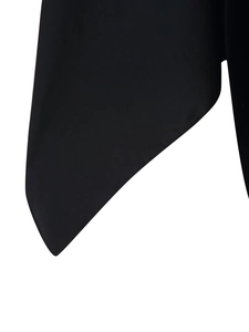 Détail de l'ourlet pointu et de la texture du tissu lisse sur ce haut licou noir