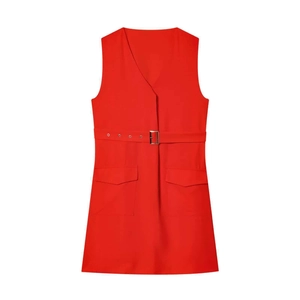 Robe midi rouge sans manches avec col en V, ceinture assortie et poches utilitaires