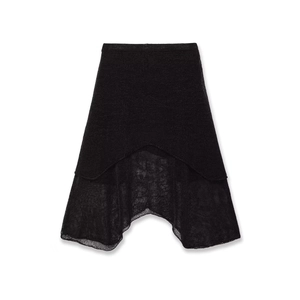 Dettaglio gonna nera in maglia metallizzata con orlo ondulato asimmetrico e trama in mesh