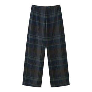 Détail du pantalon large à carreaux foncés avec taille haute et plis élégants