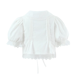Détails du chemisier en coton blanc avec manches bouffantes, dentelle et lien noué