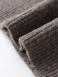 Dettaglio del tessuto marrone a coste che mostra la morbida texture in lana peluche