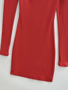 Nahaufnahme der dunkelroten Strickstruktur und Nahtdetails an einem schmalen Kleid