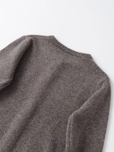 Dettaglio del collo a costine e texture in lana del cardigan in maglia marrone