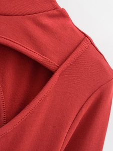 Nahaufnahme des Cut-Out-Ausschnitts und der Rippstrick-Details am roten Langarmkleid