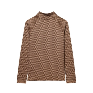 Détail de la couture raglan et du motif géométrique marron sur le haut thermique