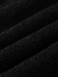 Dettaglio del tessuto a maglia nera che mostra la trama a rete di alta qualità e i dettagli