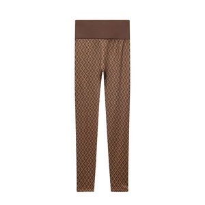Détail du legging de yoga taille haute avec motifs géométriques marron et ceinture élastique