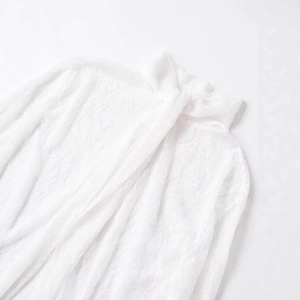 Elegante camicetta in pizzo bianco con maniche a campana e dettagli con collo alto arricciato